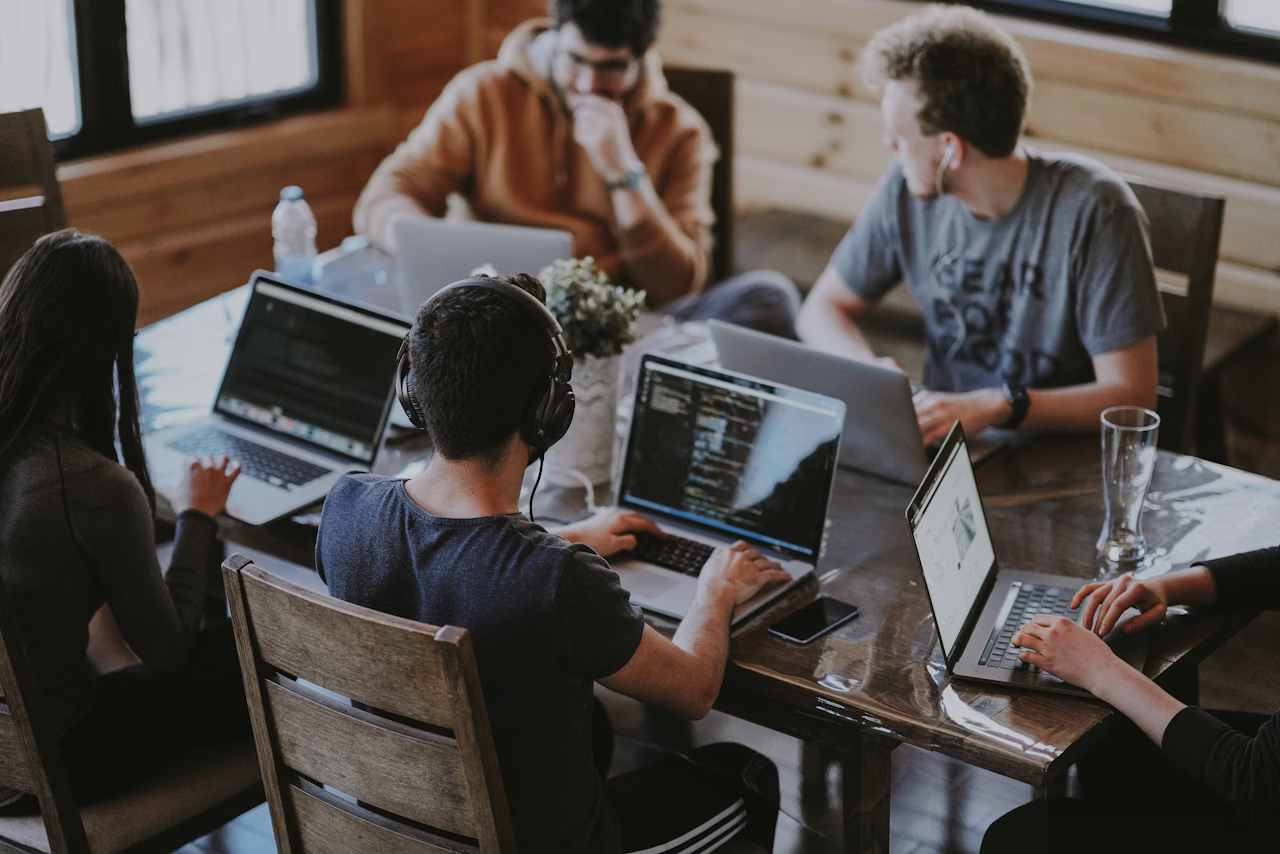 In-house hay Outsource IT: Doanh nghiệp nên chọn mô hình nào?